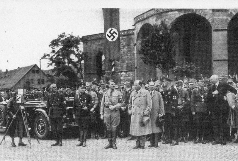 Datei:Hitler-Domplatz.jpg