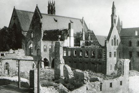 Augustinerkloster1945.jpg