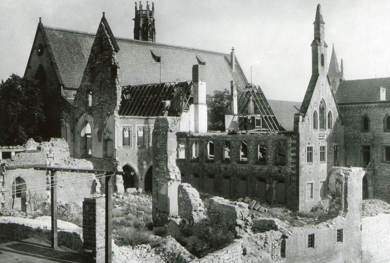 Datei:Augustinerkloster1945.jpg
