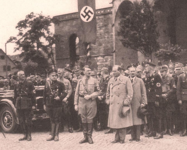 Datei:Hitler.Domplatz.1933.jpg